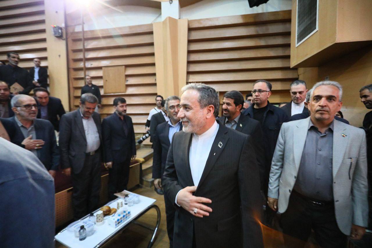 عکس/ حضور عراقچی در مراسم اختتامیه جشنواره مطبوعات غرب کشور