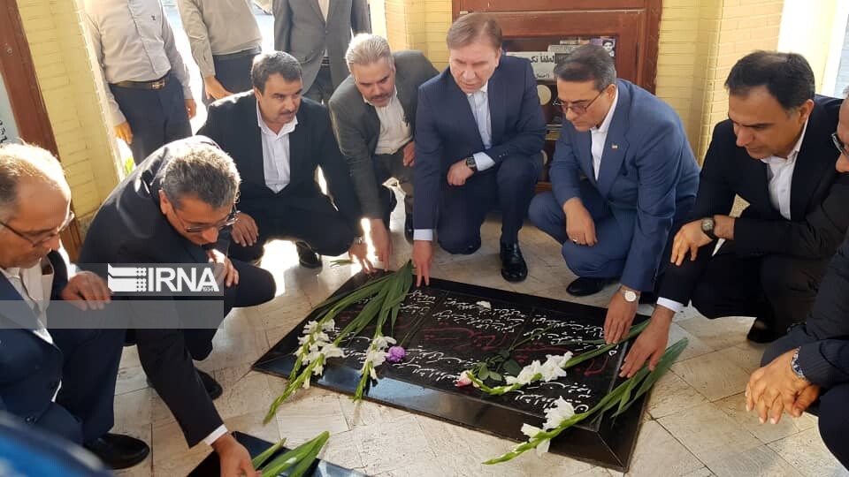 ادای احترام معاون رئیسجمهور به شهدای بوشهر