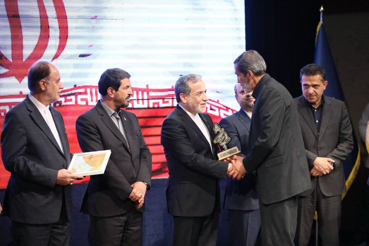 عکس/ حضور عراقچی در مراسم اختتامیه جشنواره مطبوعات غرب کشور