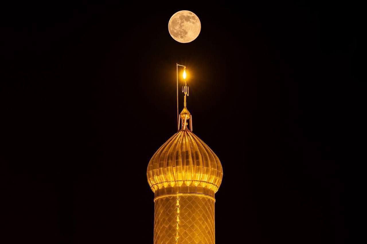 عکس/ پدیده ابر ماه در کربلای معلی و نمای زیبا از حرم مطهر اباعبدالله الحسین(ع)