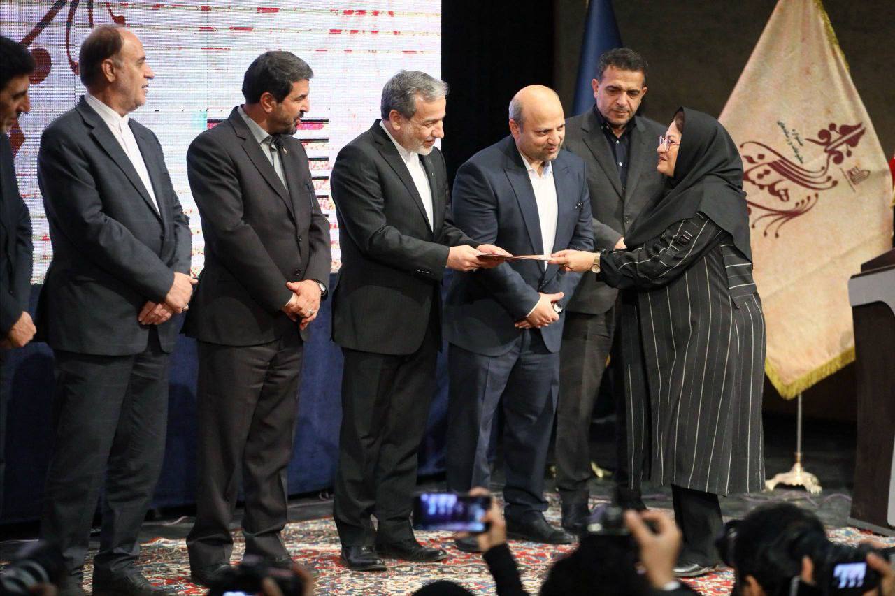 عکس/ حضور عراقچی در مراسم اختتامیه جشنواره مطبوعات غرب کشور