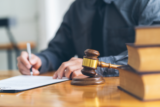 سرمقاله اعتماد/ چرا قاضی جای شاکی را نمیگیرد