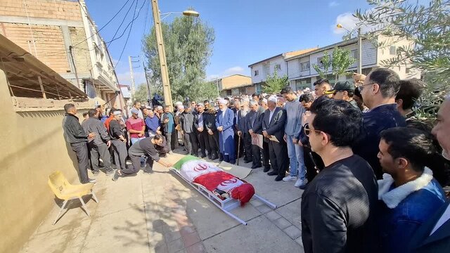 تشییع پیکر صابر کاظمی؛ بدرقه قهرمان در میان اندوه مردم