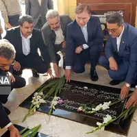 ادای احترام معاون رئیسجمهور به شهدای بوشهر