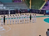 سلام نظامی بازیکنان و اعضای کادرفنی تیم ملی فوتسال ایران به سرود مقدس کشورمان پیش از دیدار با افغانستان