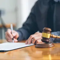 سرمقاله اعتماد/ چرا قاضی جای شاکی را نمیگیرد