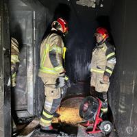 نجات ۸ نفر از جمله یک کودک دو ساله در آتش‌سوزی یک ساختمان اداری