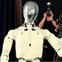 چینی‌ها «انسان‌نماترین ربات جهان» را با پوست مصنوعی رونمایی کردند!