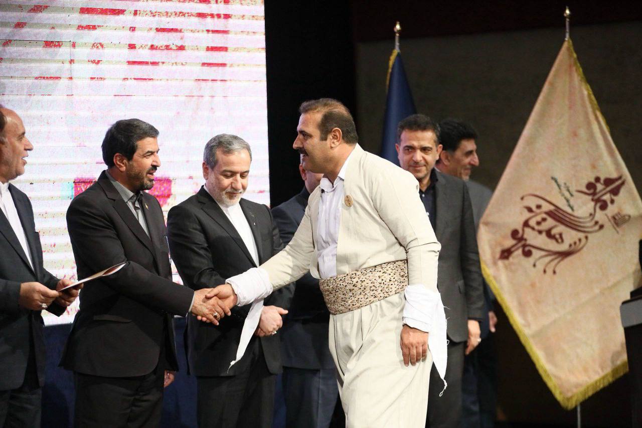 عکس/ حضور عراقچی در مراسم اختتامیه جشنواره مطبوعات غرب کشور