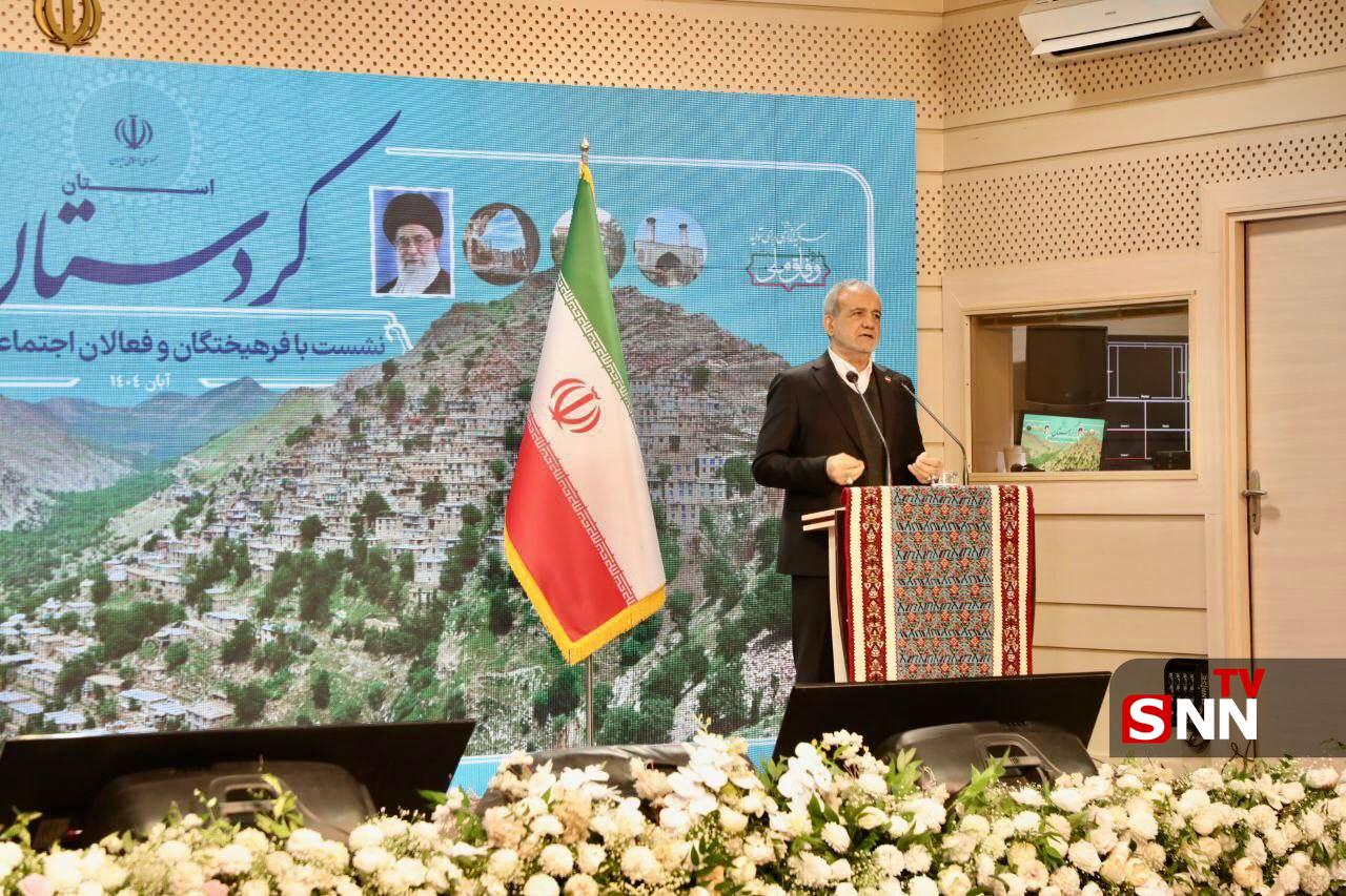 عکس/ برگزاری نشست فرهیختگان و فعالان اجتماعی و فرهنگی کردستان با رئیس‌جمهور