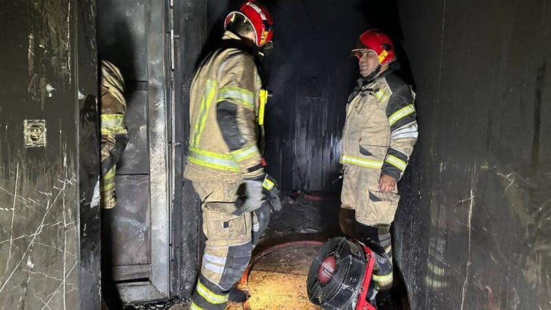 نجات ۸ نفر از جمله یک کودک دو ساله در آتشسوزی یک ساختمان اداری