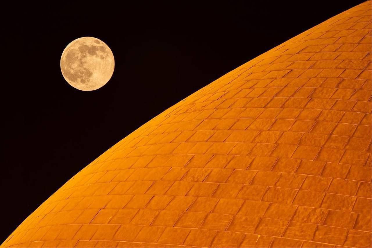 عکس/ پدیده ابر ماه در کربلای معلی و نمای زیبا از حرم مطهر اباعبدالله الحسین(ع)