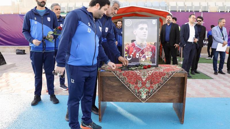 شاخهگلی برای ستاره خاموش؛ ادای احترام چادرملوییها به صابر