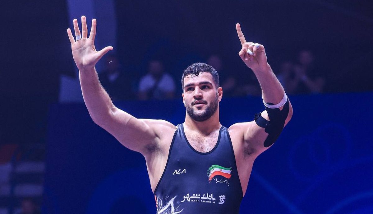 عکسی جالب از کودکی معصومی در کنار یکی از قهرمانان کشتی جهان