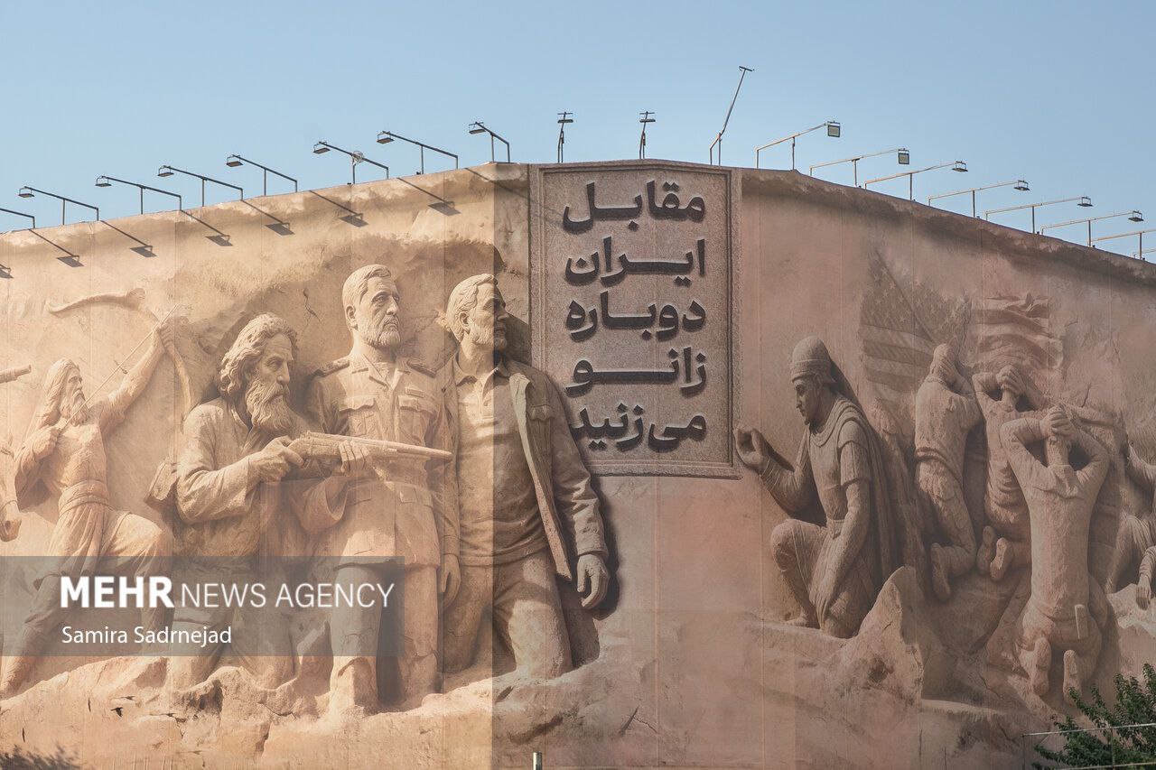  رونمایی از طرح جدید دیوارنگاره میدان انقلاب