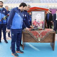 شاخه‌گلی برای ستاره خاموش؛ ادای احترام چادرملویی‌ها به صابر