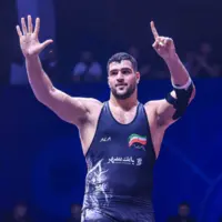 عکسی جالب از کودکی معصومی در کنار یکی از قهرمانان کشتی جهان