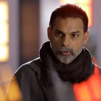 پیمان معادی با استایل عجیب در حال ماشین شستن!