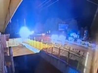 لحظه برخورد تریلی با خودروهای در حال تردد