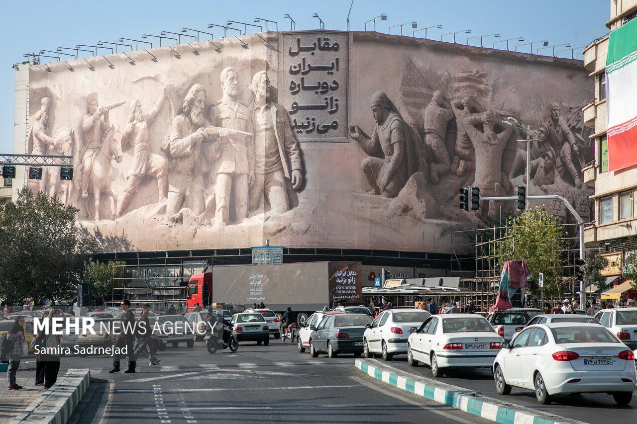  رونمایی از طرح جدید دیوارنگاره میدان انقلاب