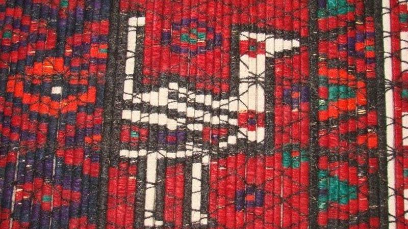 زنانی که از نی و موی بز دیوار زندگی میسازند