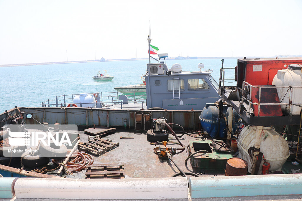 شناور حامل ۳۰ هزار لیتر سوخت قاچاق توقیف شد