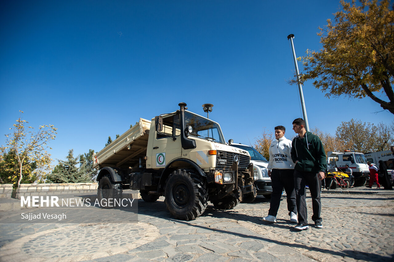همایش خودروهای کلاسیک در همدان