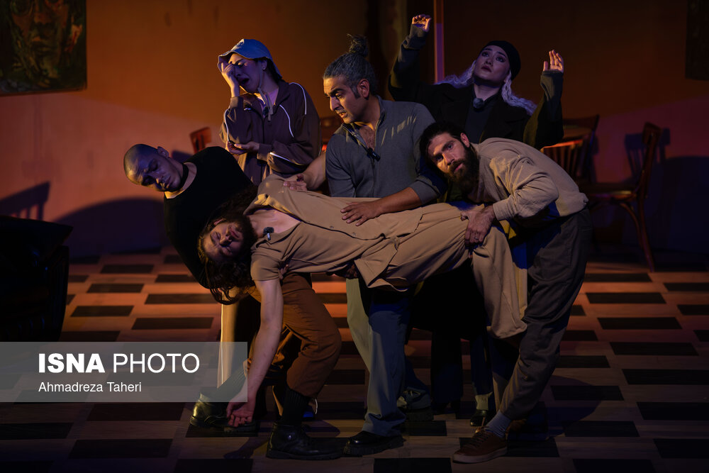 نمایش "مادر مخوف" در فضایی دلهره‌آور و معمایی