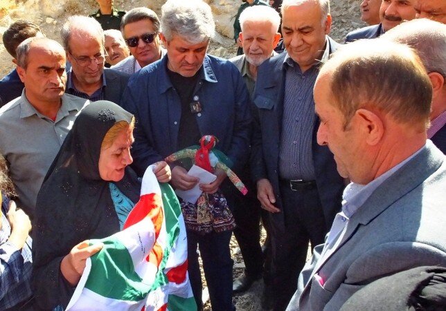 اهدای دستبافتههای بانوی گچسارانی به رهبر انقلاب و رئیسجمهور