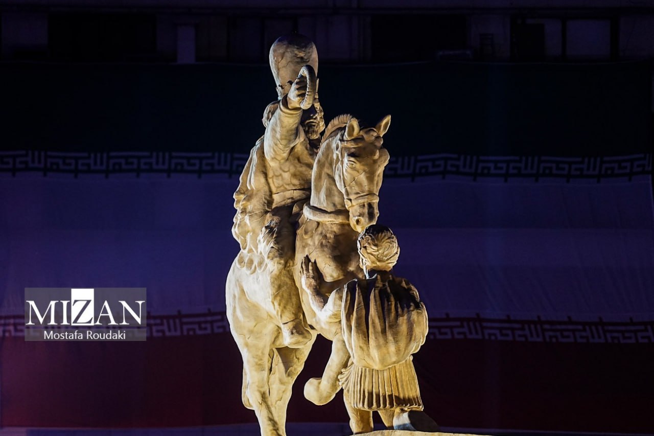 عکس/ تصاویری از مراسم رونمایی از مجسمه «زانو زنندگان برابر ایران»