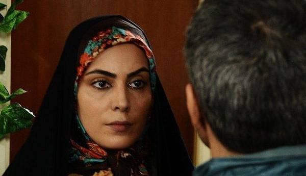 بازیگر سریال «گاندو» با لباس عروس در کنار دو فرزند خواندهاش