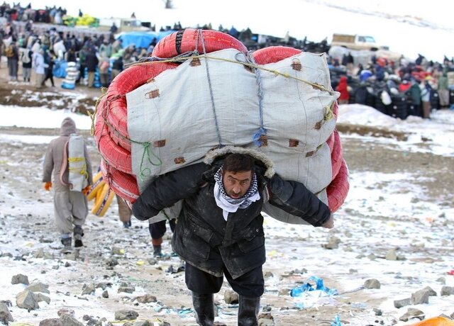 کولبری برای لقمه ای نان؛ شغل پایدار جایگزین کولبری میشود