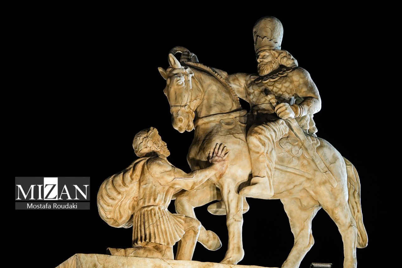 عکس/ تصاویری از مراسم رونمایی از مجسمه «زانو زنندگان برابر ایران»