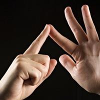 زبان اشاره ایرانی در آستانه رسمیت یافتن/ تربیت ۶۰۰ مربی برای ناشنوایان