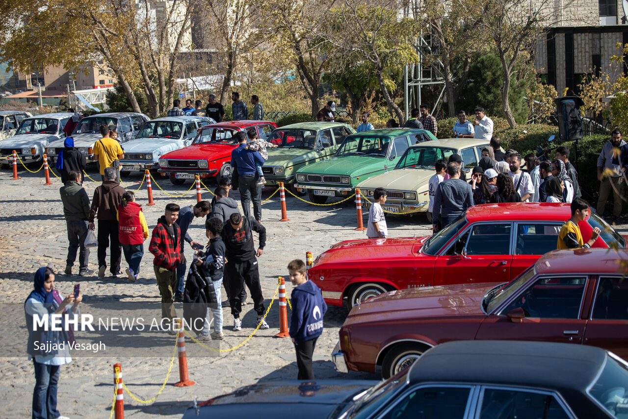همایش خودروهای کلاسیک در همدان