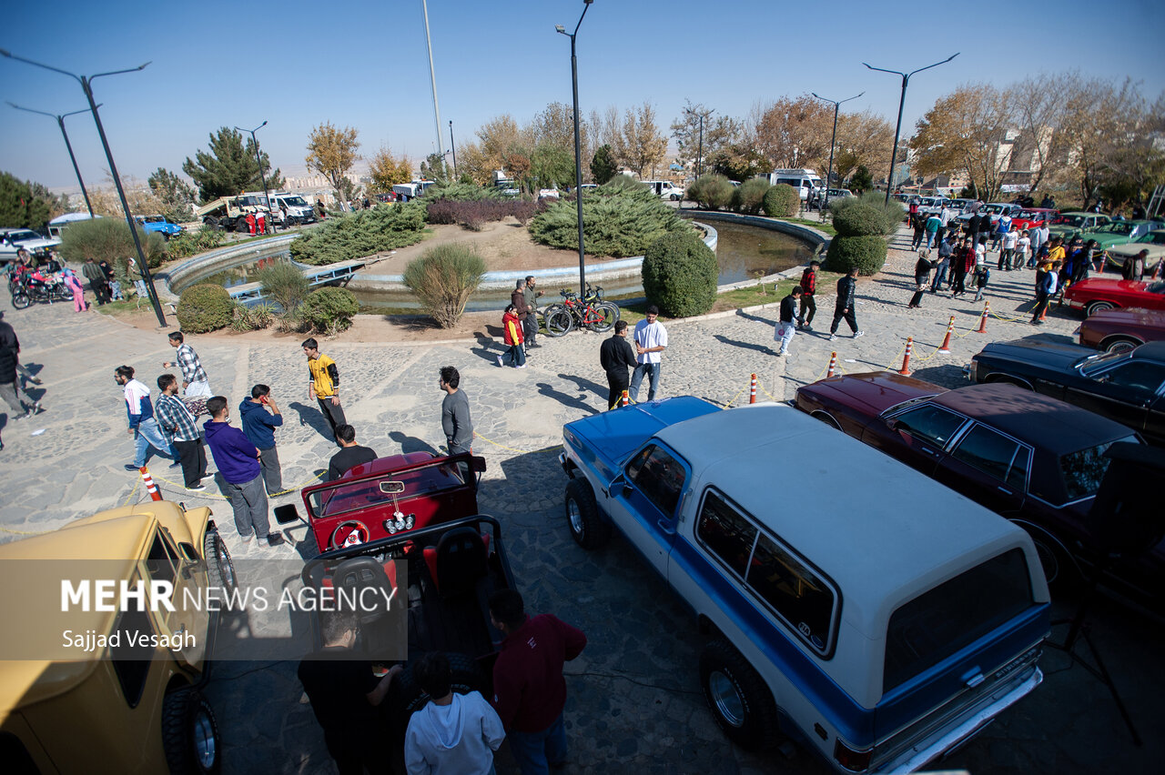 همایش خودروهای کلاسیک در همدان
