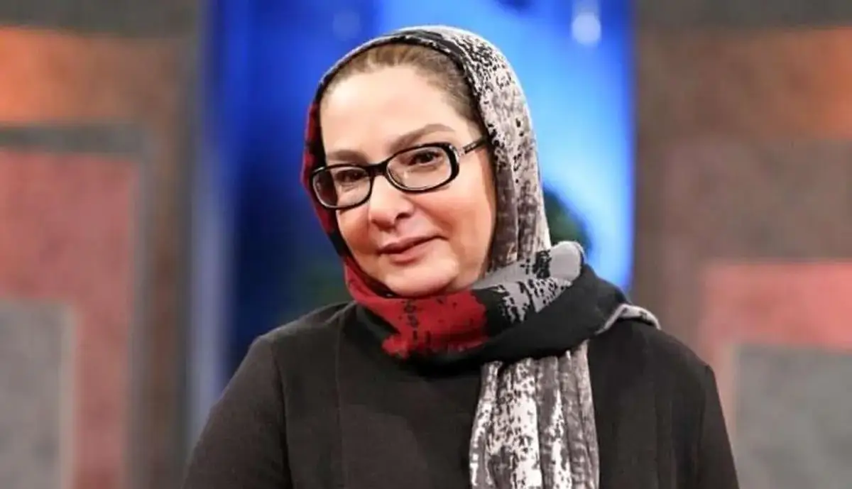 چهره ها/ بازیگر سریال کمربندها را ببندیم در یک کافه قدیمی