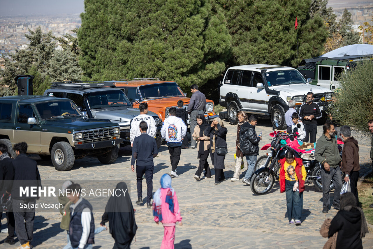 همایش خودروهای کلاسیک در همدان