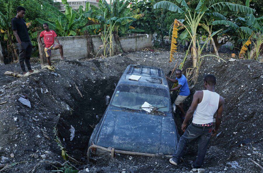 تصاویر دیدنی امروز؛ از خسارات توفان های موسمی تا سالگرد انقلاب اکتبر روسیه