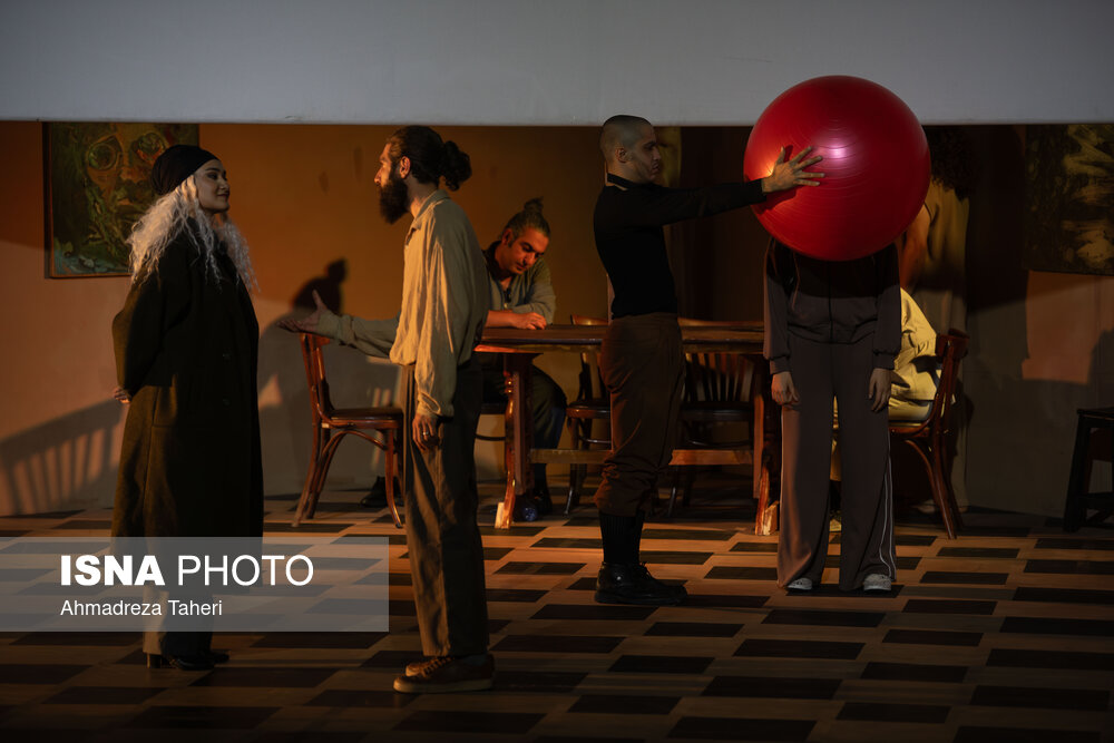 نمایش "مادر مخوف" در فضایی دلهره‌آور و معمایی