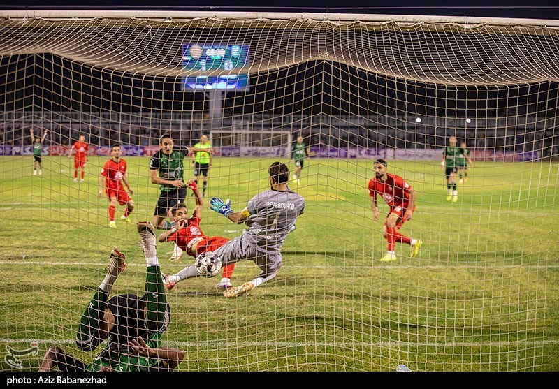 دیدار تیم های فوتبال خیبر خرم‌آباد و تراکتور تبریز