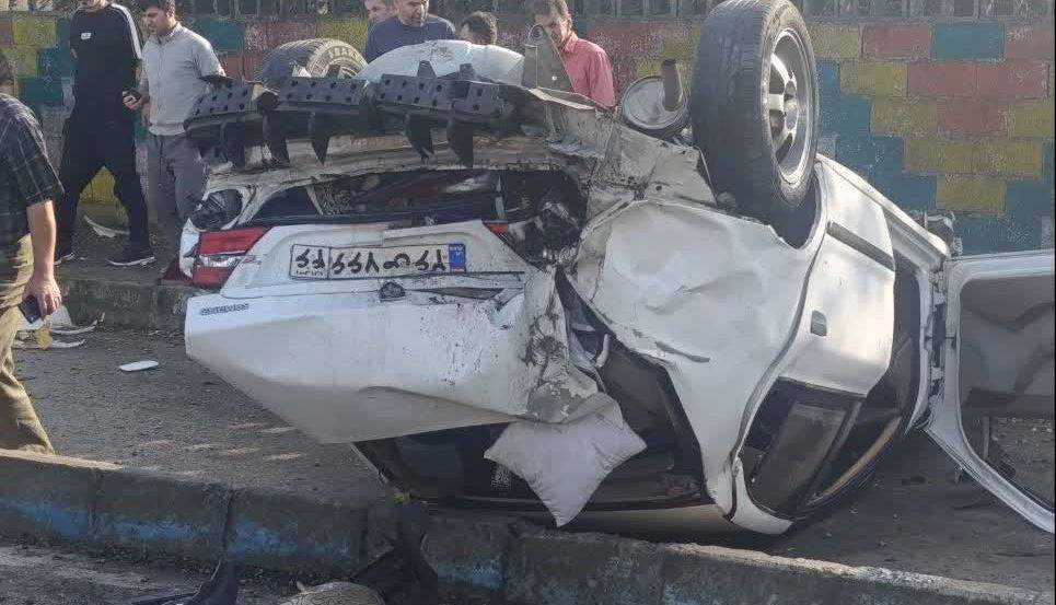 واژگونی خودروی سمند در پیاده‌رو و مصدومیت ۳ نفر در رشت