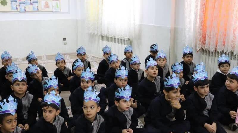 سفیران آب در اردبیل خانوادهها را به صرفهجویی دعوت میکنند