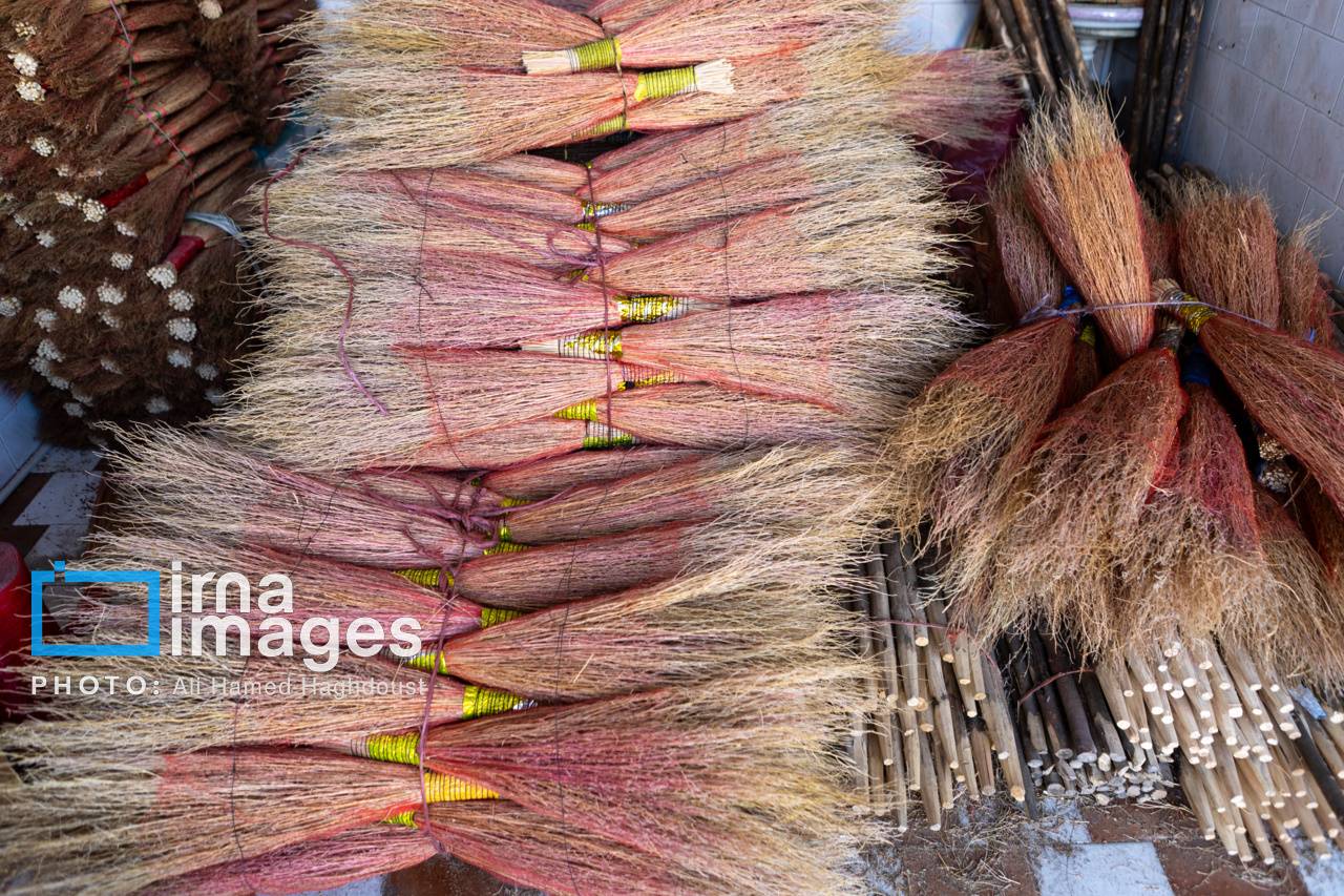 جاروی سنتی قَرامَلِک در دستان بانوان خانهدار تبریز