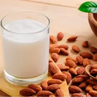 توضیحات یک متخصص تغذیه درباره خواص بادام در مقابل شیر