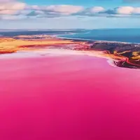 دریاچه صورتی در دل دریای مکران آبی