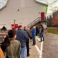 صف طولانی دریافت غذای رایگان در کالیفرنیا