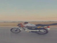 حرکات عجیب و خطرناک موتورسوار با سرعت ۱۲۰ کیلومتر در جاده!
