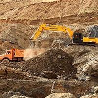 خانواده کارگر محبوس در معدن شازند، خواهان پیدا شدن پیکر عزیزشان هستند