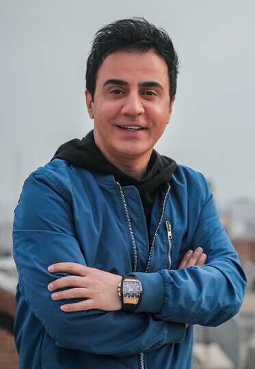 چهره ها/ استایل جدید عموپورنگ در سن 52 سالگی